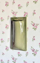 Charger l'image dans la galerie, Vase Mural Vert Sauge 2
