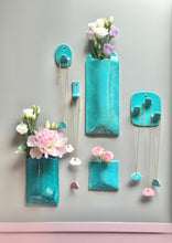 Charger l'image dans la galerie, Long Vase Mural Bleu Turquoise
