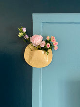 Charger l'image dans la galerie, Vase Mural Jaune/Beige avec grains
