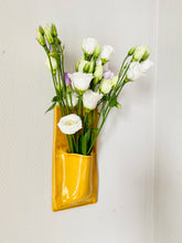 Charger l'image dans la galerie, Vase Mural Jaune
