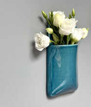 Charger l'image dans la galerie, Vase Mural Bleu Délavé
