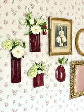 Charger l'image dans la galerie, Long Vase Mural Aubergine
