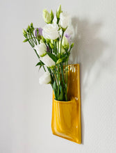Charger l'image dans la galerie, Vase Mural Jaune
