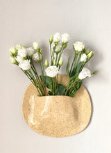 Charger l'image dans la galerie, Vase Mural Jaune/Beige avec grains
