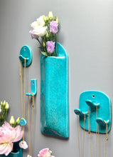Charger l'image dans la galerie, Long Vase Mural Bleu Turquoise
