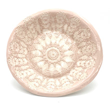 Charger l'image dans la galerie, ASSIETTE CREUSE DENTELLE VIEUX ROSE
